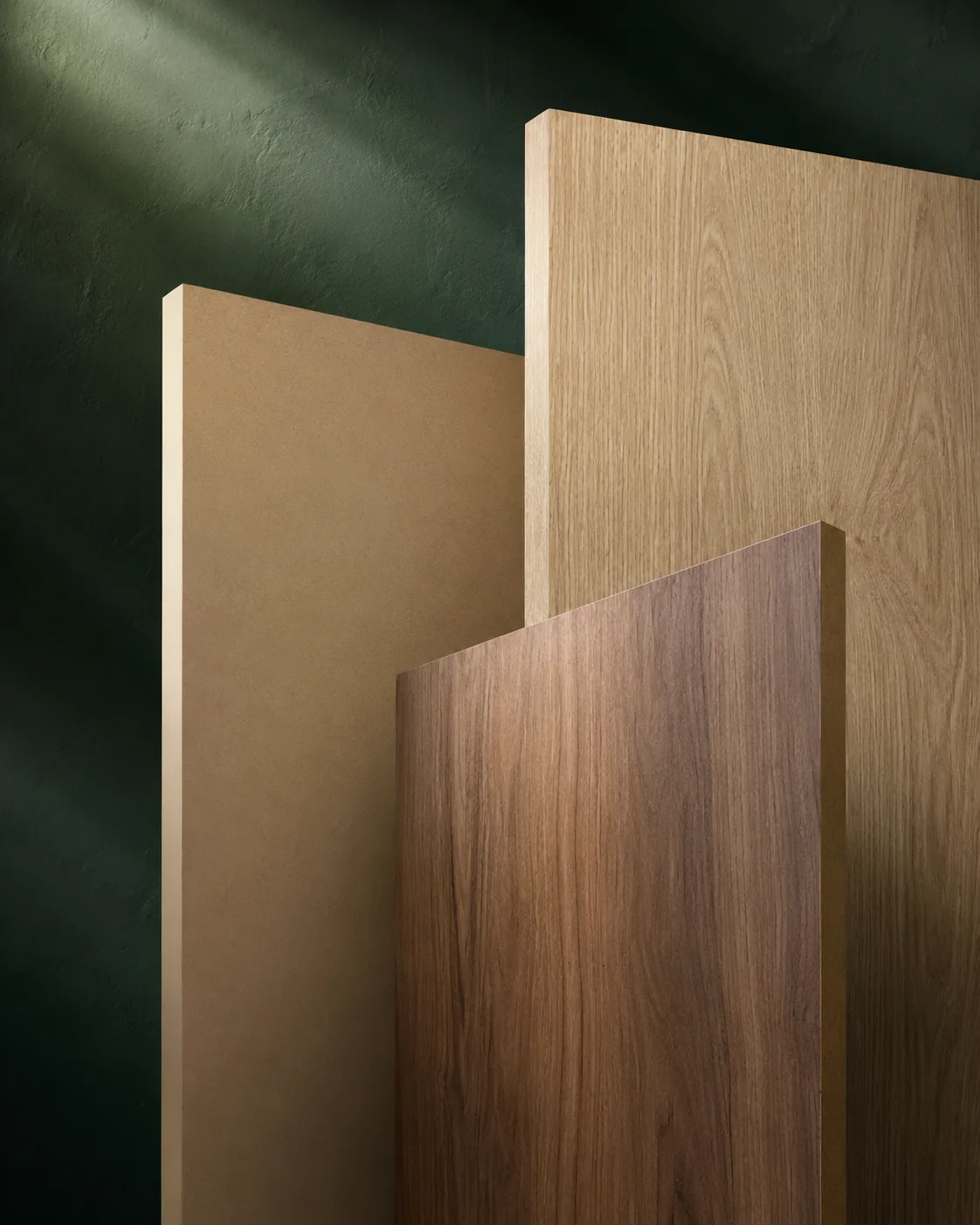 Các tấm ván MDF và ván phủ bề mặt được dựng đứng để nhìn rõ cốt tấm