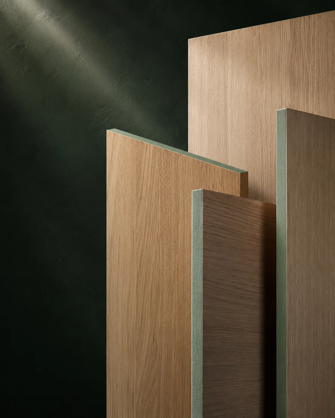 Các tấm MDF chống ẩm có phần lõi xanh được dựng đứng